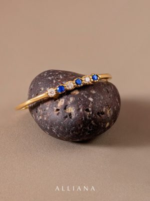 ✨ Delicadeza que trasciende el tiempo.Este anillo en oro 18k combina la profundidad del zafiro a