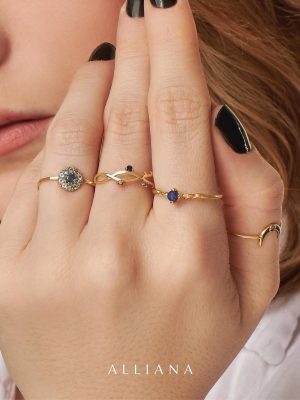 Déjate llevar por el brillo inigualable de las piedras naturales en nuestro anillo de oro 18k🌈✨